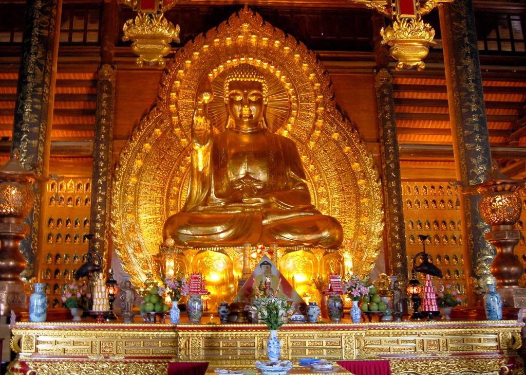 Tượng Phật đặt trong chùa bái đính