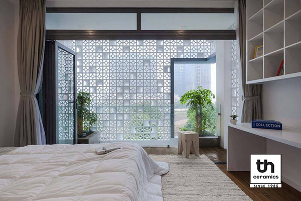 Sử dụng gạch bông gió màu trắng làm tường giúp phối sáng theo họa tiết, tạo nên điểm nhấn ấn tượng và sự thông thoáng cho căn phòng ngủ